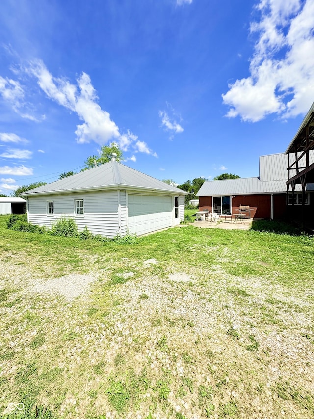404 S Indiana St, Roachdale, IN 46172 - view of yard featuring an outbuilding and a garage