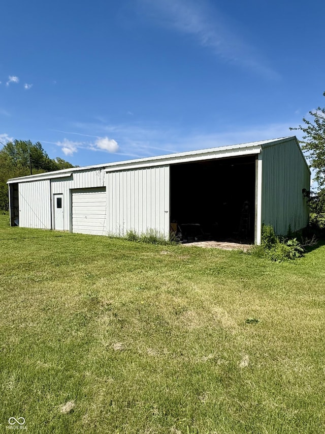 404 S Indiana St, Roachdale, IN 46172 - view of pole building featuring a lawn