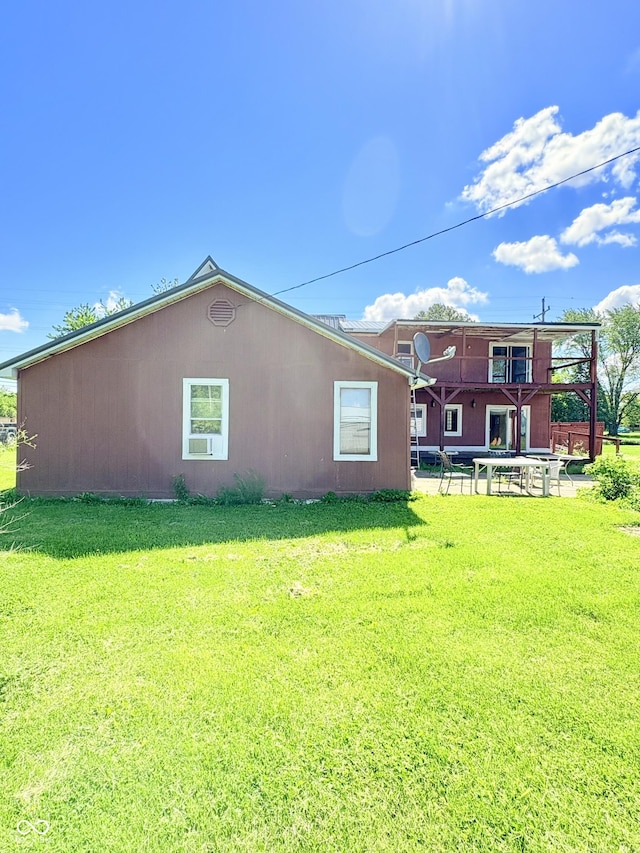 404 S Indiana St, Roachdale, IN 46172 - view of side of property featuring a lawn