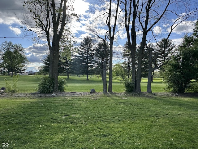 2028 Fairway Dr, Greencastle, IN 46135 - view of green lawn