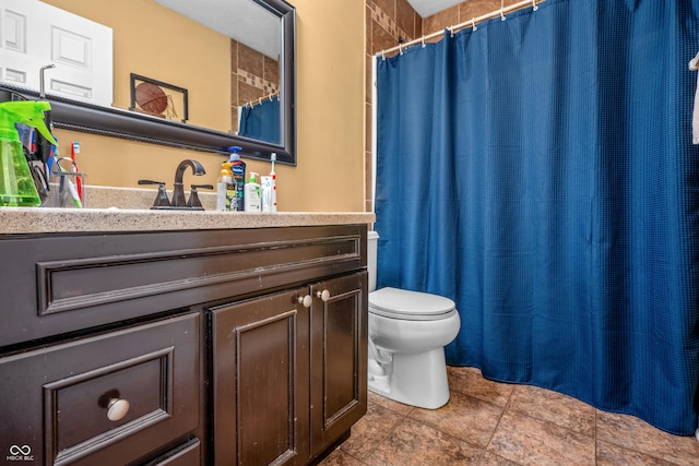 2730 Foxbriar Pl, Indianapolis, IN 46203 - full bath featuring toilet, vanity, and a shower with curtain