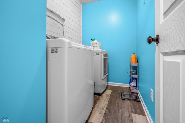 2730 Foxbriar Pl, Indianapolis, IN 46203 - laundry area with washing machine and clothes dryer and dark wood-style flooring