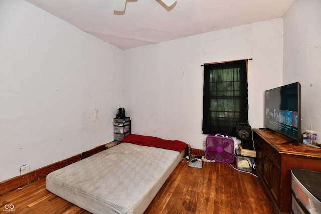 1106 W 4th St, Anderson, IN 46016 - bedroom with wood finished floors and baseboards