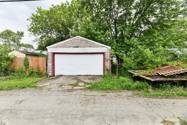 1106 W 4th St, Anderson, IN 46016 - view of detached garage