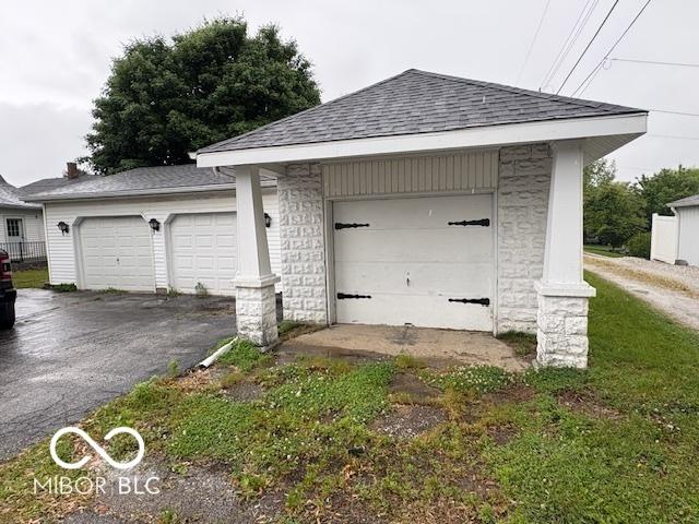 201 N 11th St, Elwood, IN 46036 - garage with driveway