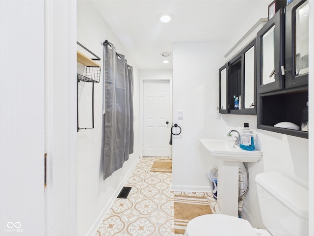 201 N 11th St, Elwood, IN 46036 - full bath with toilet, recessed lighting, baseboards, and a shower with curtain