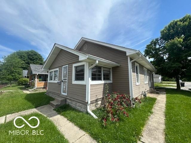1527 Main St, Beech Grove, IN 46107 - view of side of property featuring a yard