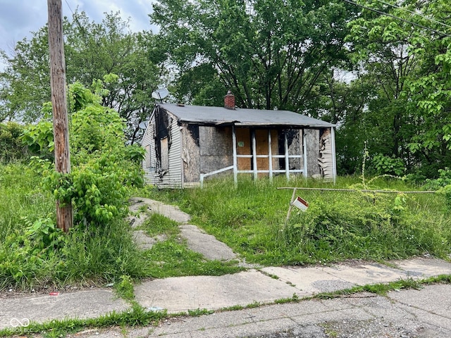 1516 W 20th St W, Anderson, IN 46016 - view of front of home featuring a chimney