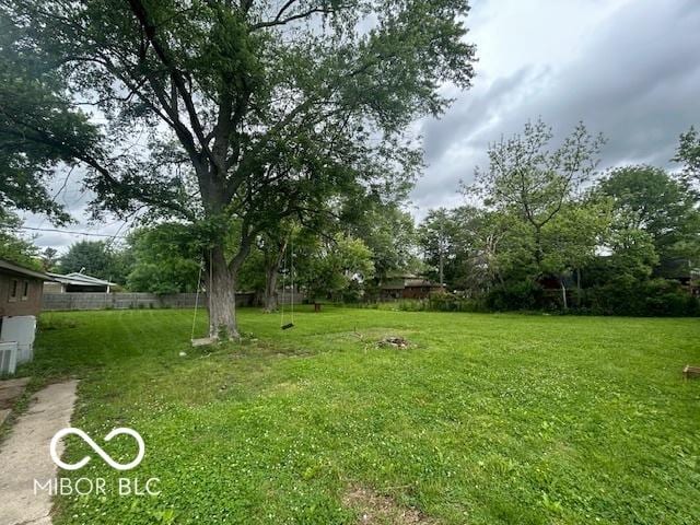 907 Monroe St, Indianapolis, IN 46229 - view of yard