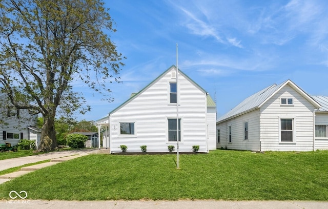 126 W Windsor St, Montpelier, IN 47359 - view of front of property with a front yard