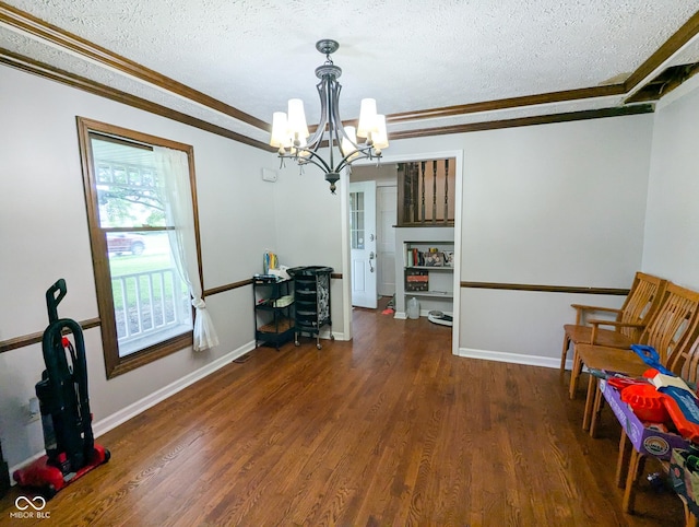 6336 N Carroll Rd, Indianapolis, IN 46235 - living area featuring a textured ceiling, ornamental molding, a chandelier, wood finished floors, and baseboards
