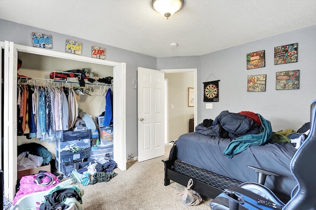 15264 Ten Point Dr, Noblesville, IN 46060 - bedroom featuring carpet, a closet, and a textured ceiling
