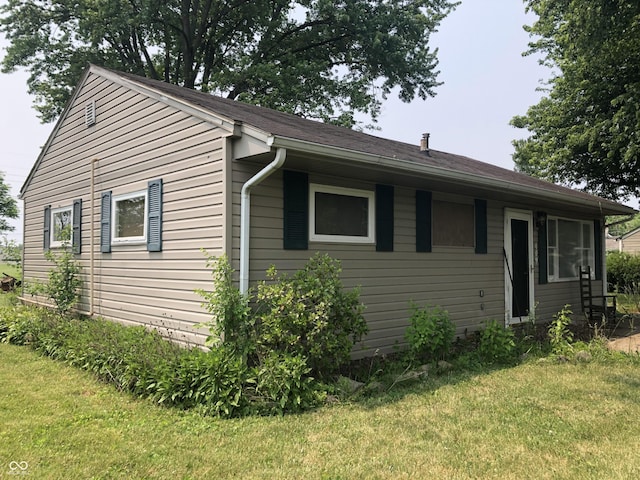 409 Parkway St, Whiteland, IN 46184 - bungalow with a front yard
