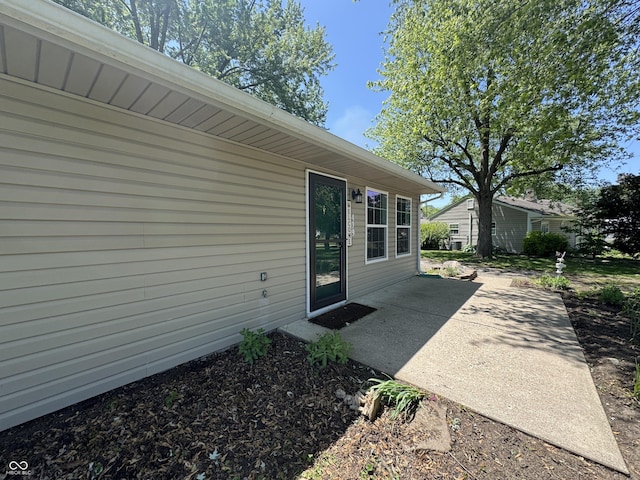 409 Parkway St, Whiteland, IN 46184 - entrance to property with a patio area