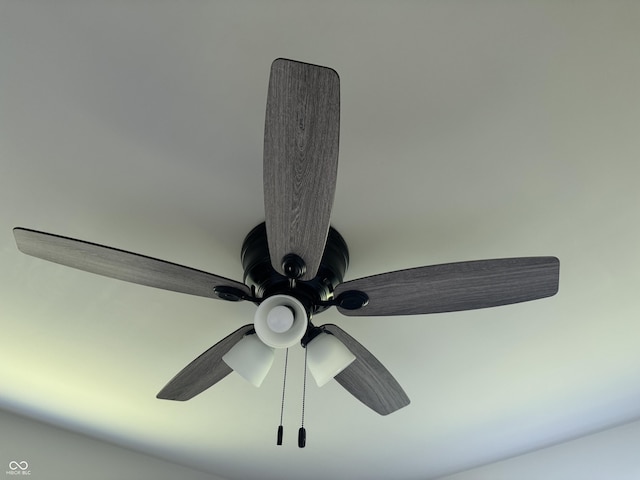 409 Parkway St, Whiteland, IN 46184 - detailed view of ceiling fan