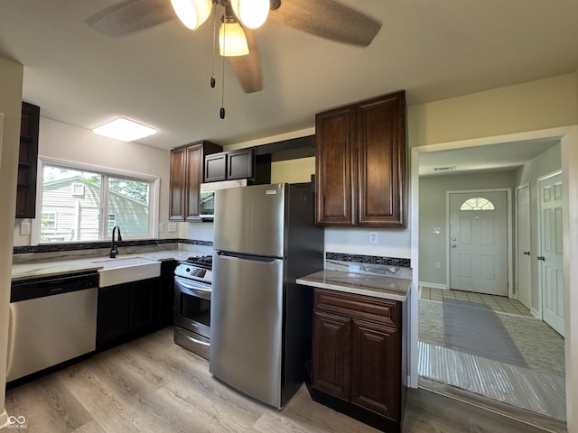 409 Parkway St, Whiteland, IN 46184 - kitchen with stainless steel appliances, a sink, light wood-type flooring, and a ceiling fan