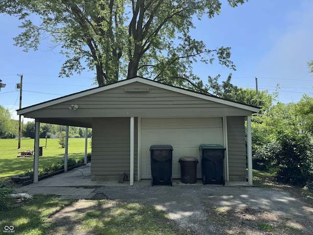 409 Parkway St, Whiteland, IN 46184 - view of parking featuring a detached garage and driveway