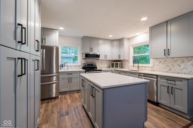 6799 Lakeshore Dr, Avon, IN 46123 - kitchen featuring stainless steel appliances, gray cabinets, a sink, plenty of natural light, and recessed lighting
