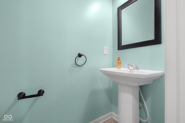 2502 Creekland Dr, Columbus, IN 47201 - bathroom featuring baseboards