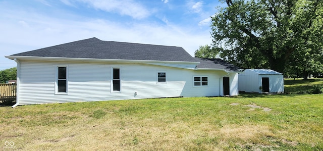 709 N Sterling Ave, Veedersburg, IN 47987 - back of house featuring a shingled roof and a lawn