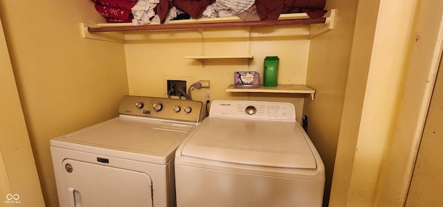 1619 Crest Ct, Indianapolis, IN 46214 - laundry room featuring washing machine and clothes dryer