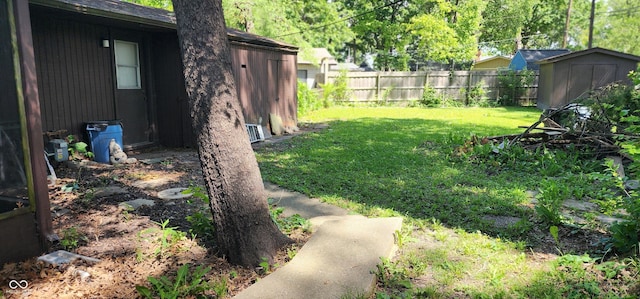 1619 Crest Ct, Indianapolis, IN 46214 - view of yard