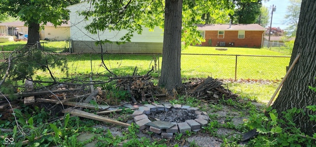 1619 Crest Ct, Indianapolis, IN 46214 - view of yard with a fire pit
