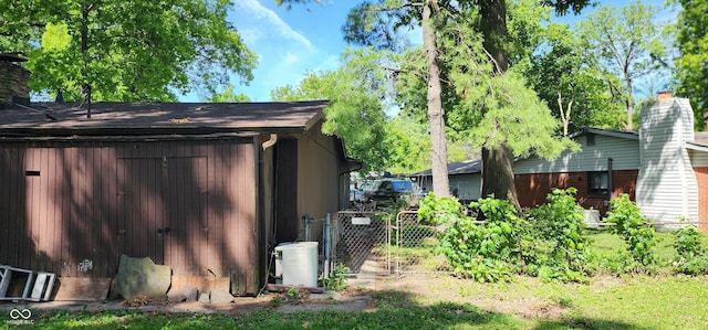 1619 Crest Ct, Indianapolis, IN 46214 - view of yard featuring a gate