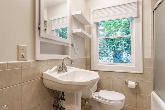 595 W Poplar St, Zionsville, IN 46077 - full bath with tile walls, toilet, a wainscoted wall, and enclosed tub / shower combo