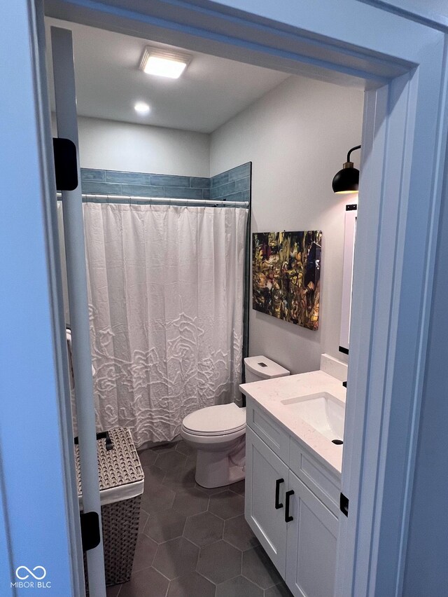 811 E Minnesota St, Indianapolis, IN 46203 - full bathroom featuring vanity, toilet, tile patterned flooring, and curtained shower