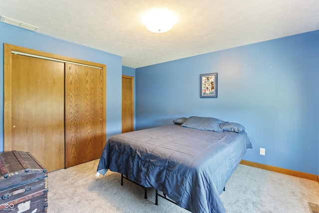 11875 W 700 S, Columbus, IN 47201 - bedroom featuring carpet, a closet, baseboards, and a textured ceiling