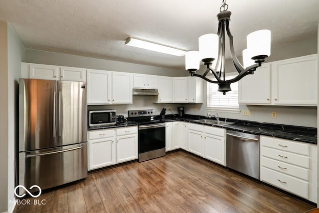 444 Austin Dr, Avon, IN 46123 - kitchen with appliances with stainless steel finishes, under cabinet range hood, a sink, a chandelier, and dark countertops
