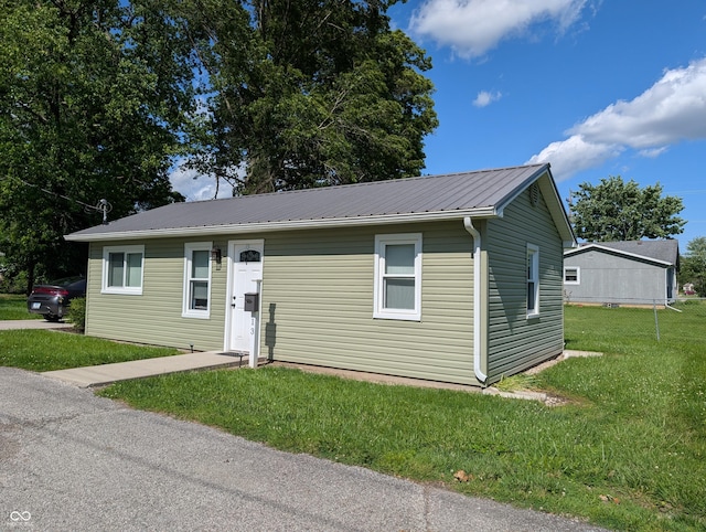 13 Thomas St, North Vernon, IN 47265 - view of front of house featuring a front lawn and metal roof