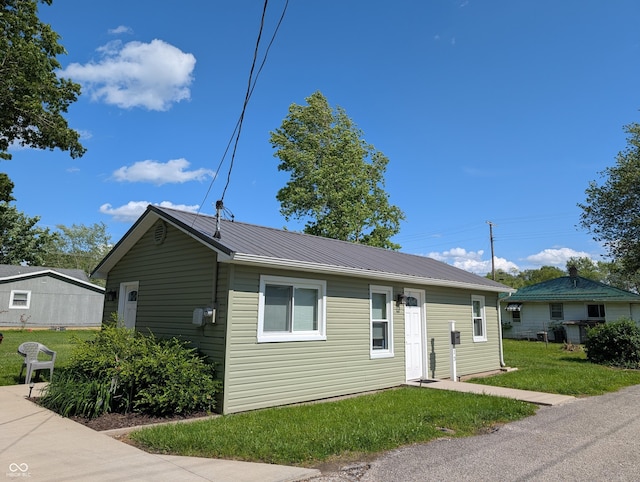 13 Thomas St, North Vernon, IN 47265 - view of front of property featuring a front yard and metal roof