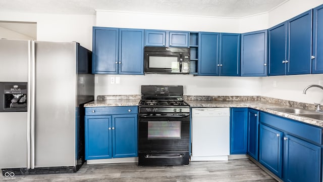 315 Schoolhouse Rd, Franklin, IN 46131 - kitchen with black appliances, a sink, blue cabinets, and a textured ceiling