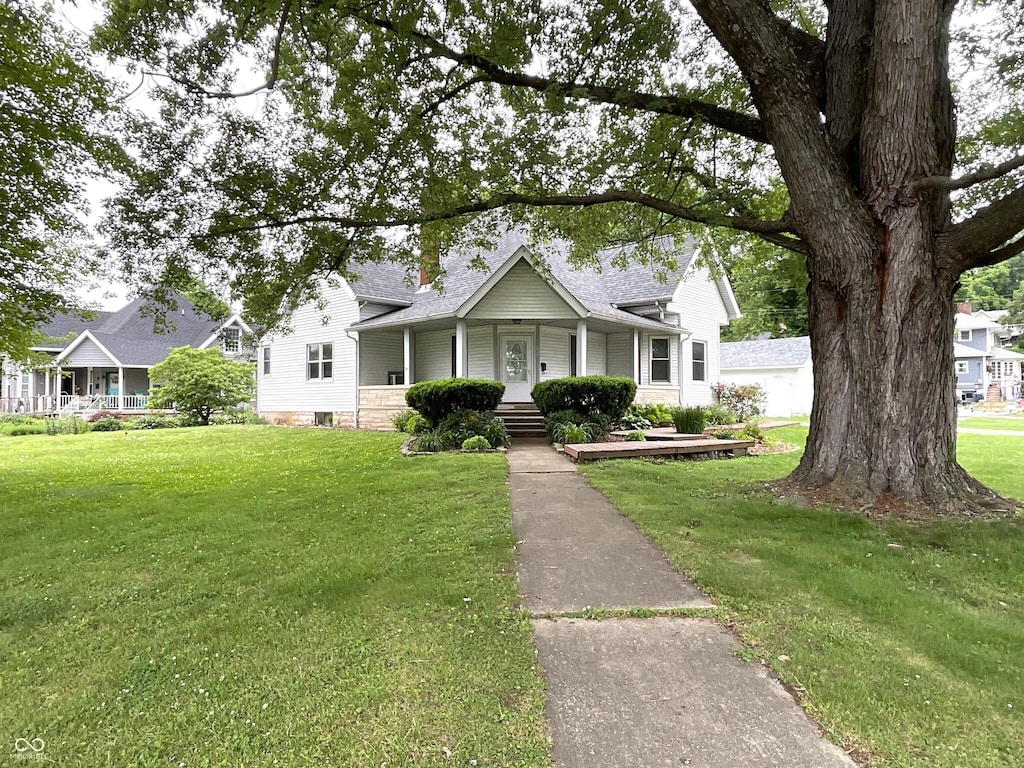 409 W Indiana Ave, Spencer, IN 47460 - view of front of house featuring a porch and a front yard