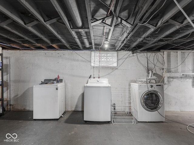 1617 E 52nd St, Indianapolis, IN 46205 - laundry room featuring washing machine and dryer