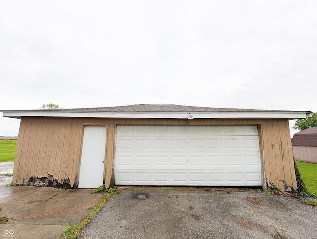 2612 E Michigantown Rd, Frankfort, IN 46041 - garage with driveway