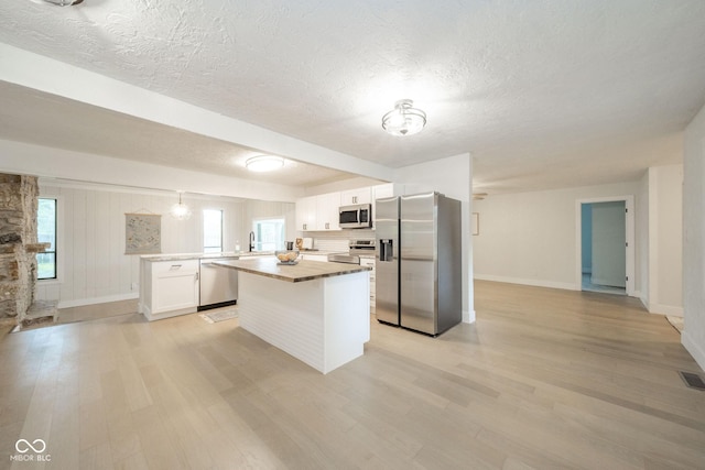 1127 Hickory Ln, New Castle, IN 47362 - kitchen featuring stainless steel appliances, a sink, light wood-style floors, a textured ceiling, and a center island