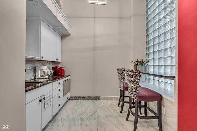 350 N Meridian St Unit 705, Indianapolis, IN 46204 - bar area with a high ceiling and decorative backsplash