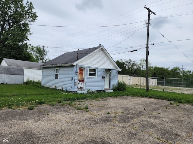 615 E 31st St, Anderson, IN 46016 - view of front of home featuring an outdoor structure