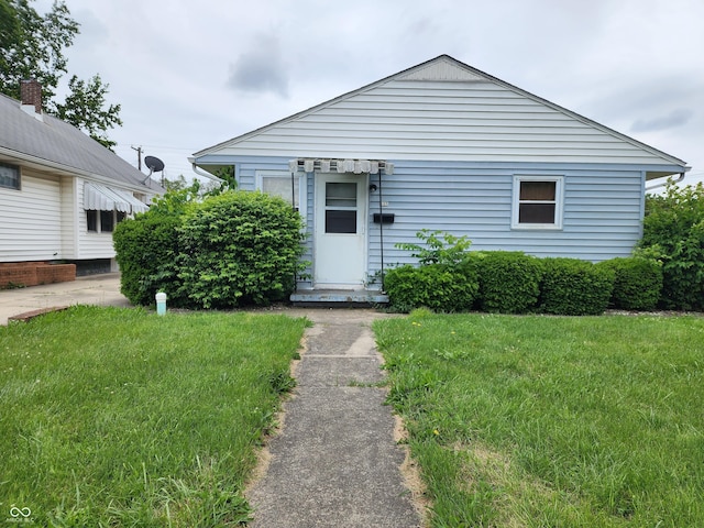615 E 31st St, Anderson, IN 46016 - view of front of property with a front lawn