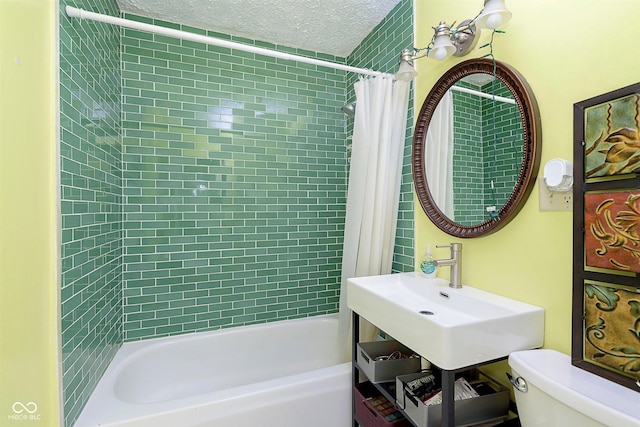 3338 Orchard Ave, Indianapolis, IN 46218 - full bathroom featuring toilet, shower / tub combo with curtain, a textured ceiling, and a sink