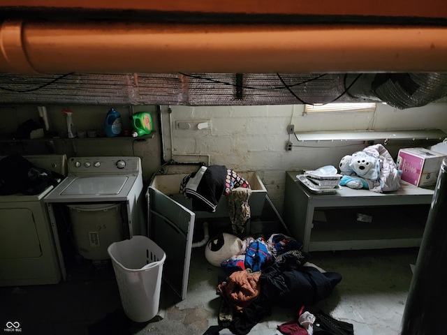 621 E 31st St, Anderson, IN 46016 - laundry room featuring washing machine and dryer and concrete block wall
