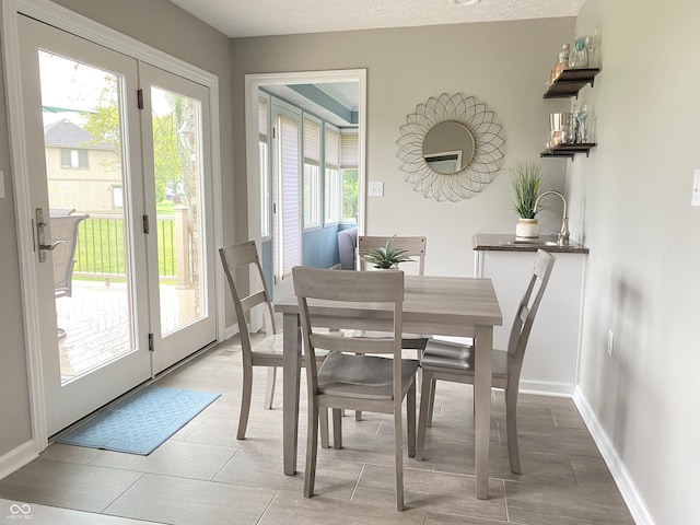 12231 Valley View Cir, Indianapolis, IN 46229 - dining area featuring baseboards