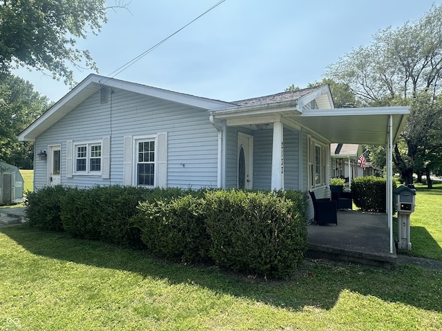 2133 10th St, Columbus, IN 47201 - view of side of property with a yard
