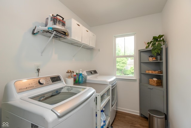 527 Macintosh Ln, Danville, IN 46122 - washroom featuring washer and clothes dryer, dark wood-style flooring, and baseboards