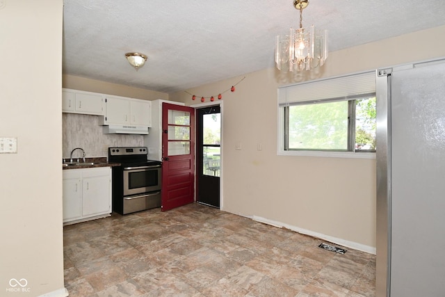 3668 Chatsbee Ct, Indianapolis, IN 46224 - kitchen featuring stainless steel range with electric stovetop, under cabinet range hood, white cabinetry, dark countertops, and a chandelier