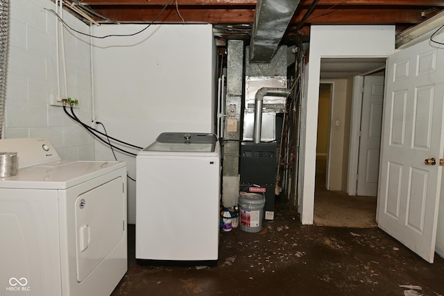 3668 Chatsbee Ct, Indianapolis, IN 46224 - laundry room featuring washer and clothes dryer and concrete block wall