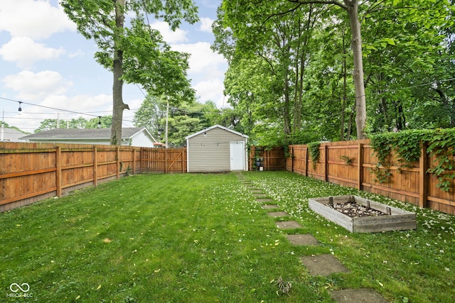 4414 Winthrop Ave, Indianapolis, IN 46205 - view of yard featuring a garden